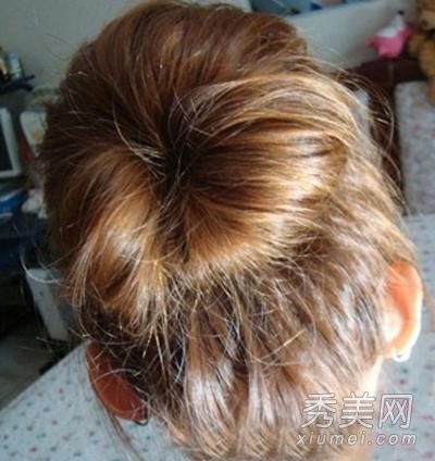 带插图的蓬松球,有着高高的头发和甜蜜的老化