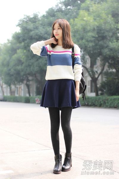 这件毛衣和短裙搭配在一起是冬天的基础,穿起来是这样的。