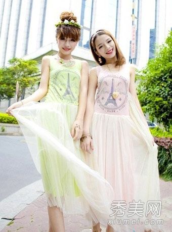 带图片的夏装可以帮你遮住粗壮的双腿和美丽的腰肢。