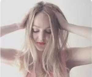 当你搭配这件衣服时,你是如何得到一头美丽的头发的?