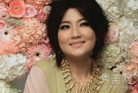 塞琳娜烧伤后改变了发型。短发成熟而有女人味。