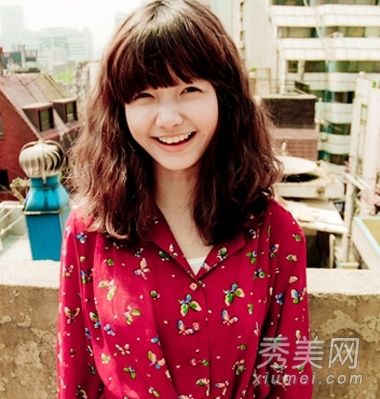 方脸适合做发型。韩国齐肩长发被推荐用于面部修复。