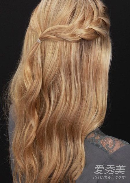 公主的头和辫子。大浪跑派对的女神发型课程