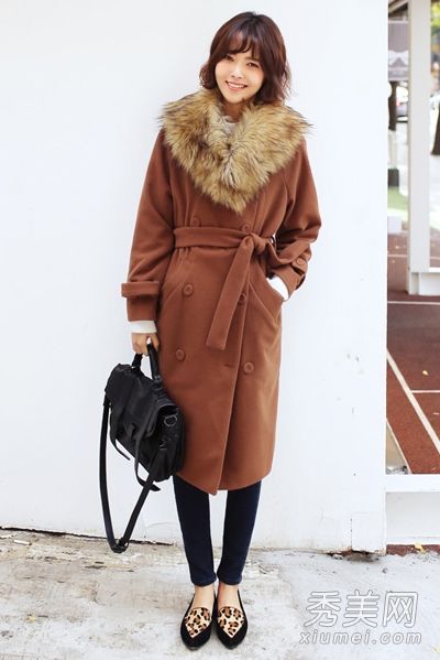 如何将驼色外套与牛仔裤搭配，打造时尚感