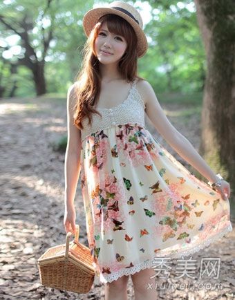 今年夏天流行的印花裙是最引人注目的。