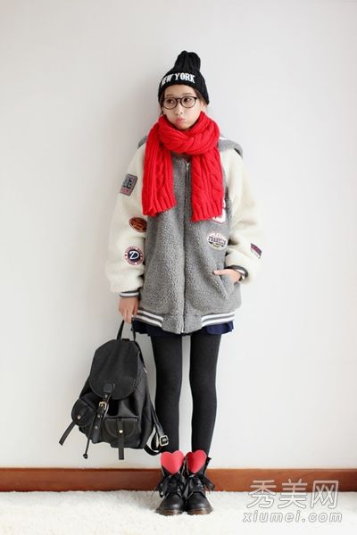 厚外套+裙子+长袜在冬天看起来很薄