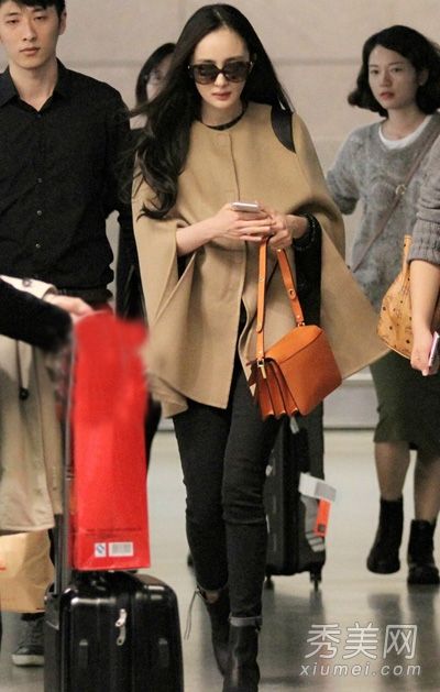 学习杨蜜的斗篷和大衣来隐藏肉是苗条和时尚的。