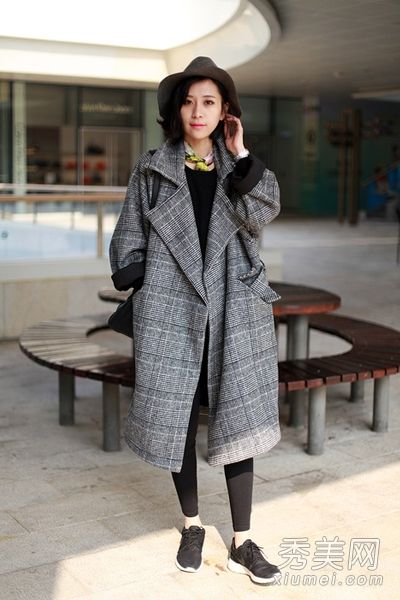 如何搭配格子外套和紧身裤