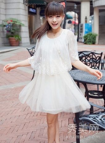 孙帆的瘦身裙清新、甜美、悦目。