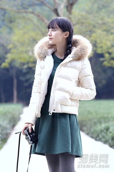 短羽绒服与图片相匹配，短夹克摸起来又高又高。