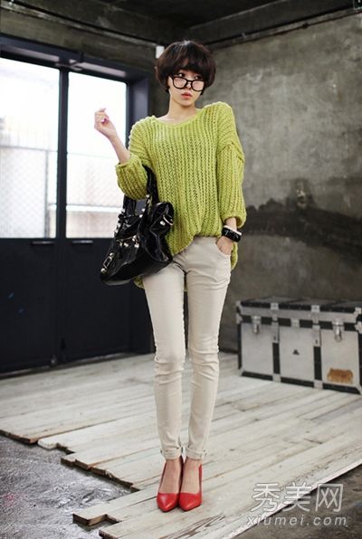 十条铅笔裤很流行，它们搭配得很巧妙，穿着漂亮的腿。