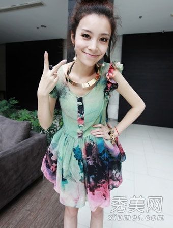 今年夏天流行的裙子款式是时尚和苗条，这是主题。