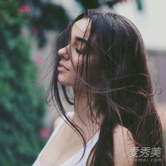 拯救那几颗星星!一种让你的头发看起来又大又蓬松的方法。