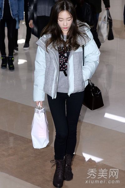 金泰妍与矮个女孩一起展示高绩效