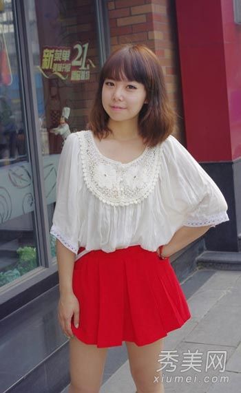 这个略胖的女孩在夏天穿成这样看起来很瘦。