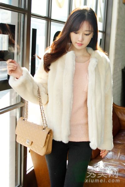 仿毛皮大衣的美丽使你成为一个高贵而著名的女人。