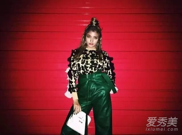 半个丸子头和时髦的新额头高的妹妹可以打领带!