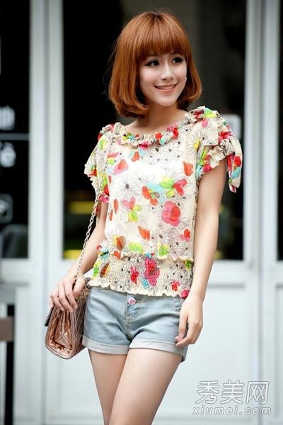 这个矮女孩的裙子和照片很配。