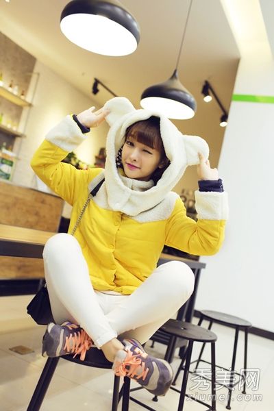 棉袄配紧身裤+鞋子,吹动初冬的运动风