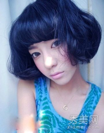 胖胖的圆脸女孩适合留短卷发,以便轻松修剪手掌。
