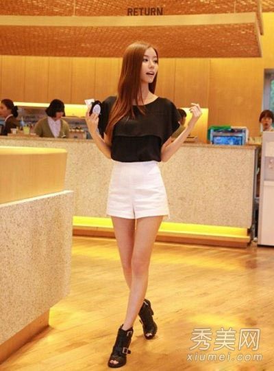 长腿美女必须有超级性感的短裤来搭配