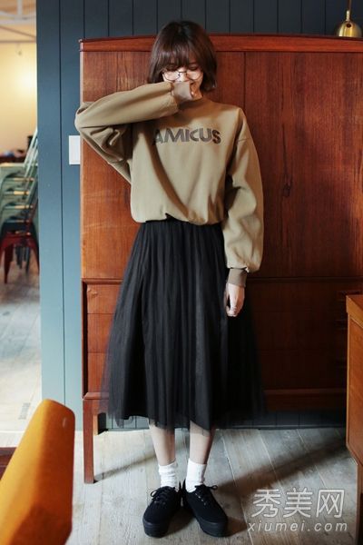 裙子配哪种衬衫、毛衣或毛衣？