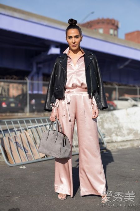 新季节穿什么?有了这4件绸缎单品,你就是时尚的精髓。