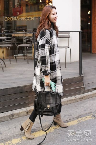 冬天的时尚是非常漂亮的高跟短靴和平角短裤。