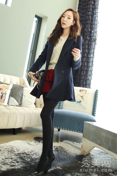 小女孩看起来很高。穿大衣和短裙。好的