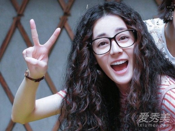 发型有多重要?迪丽热巴泡棉头学校的花变成了乡村女孩