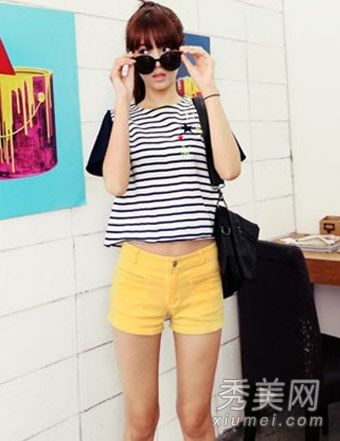 百搭t恤+短裤简单显高潮流搭配