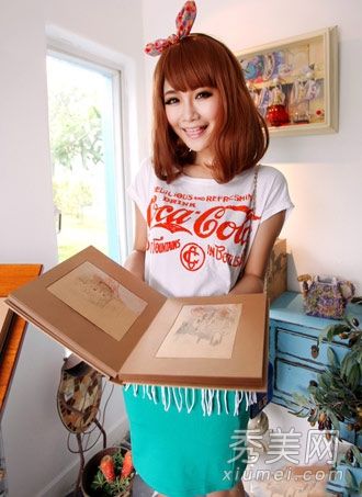 夏季服装的新搭配展现了夏季的趣味和色彩