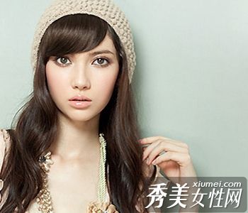 八种温柔的长卷发陶醉了他的心。