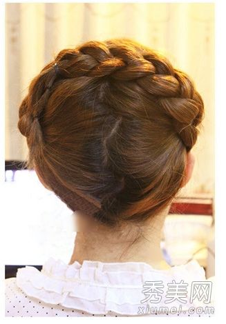 一个简单而美观的辫子花冠卷