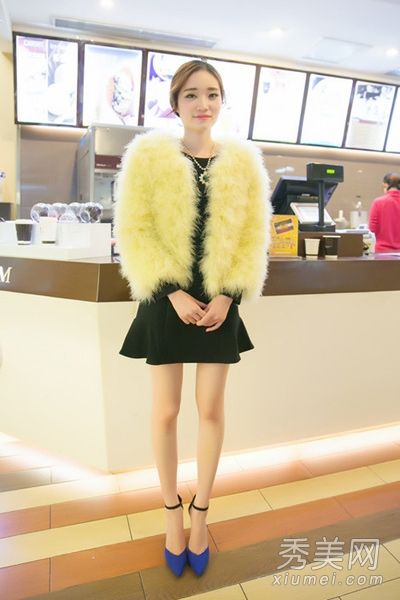 裙子和社交风格的毛皮大衣很典型。