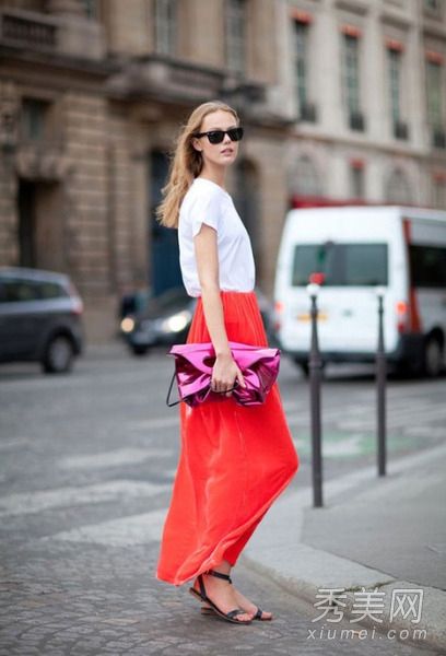 t恤很新鲜，配短裤或长裙都有。