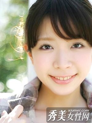 周末街头化妆的可爱感觉提升了人气