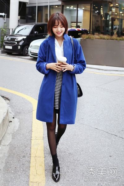 一件时尚的蓝宝石外套