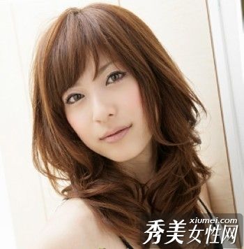 聪明的女人不需要理发师来改变她们的发型。