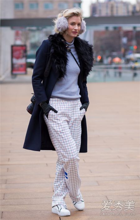 如果小白鞋上有黑色划痕怎么办?