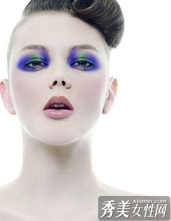 雪白的静态妆容光焕发