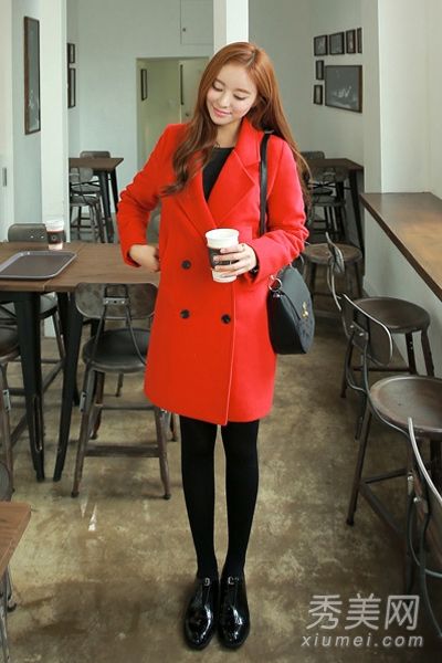 冬天当你瘦的时候穿黑色紧身衣和大衣是很棒的。