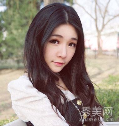 方形脸型适合脸型分开的发型,以改变气质
