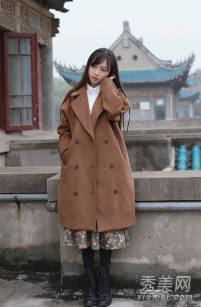 外套+裙子+短靴分层混合时尚