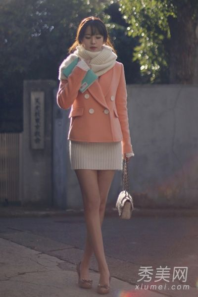 短外套干练而时尚，裙子知性柔软