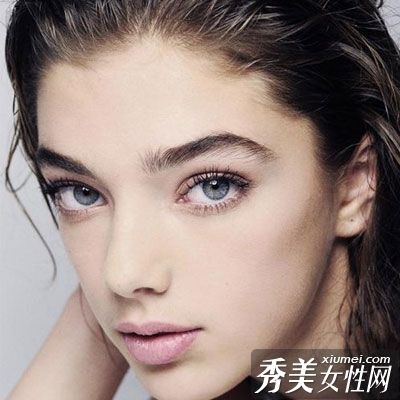 假睫毛帮助你打造动人的节日派对妆容。