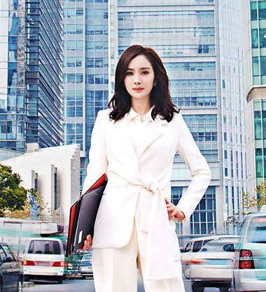 谈判代表杨蜜,口红是什么颜色的?