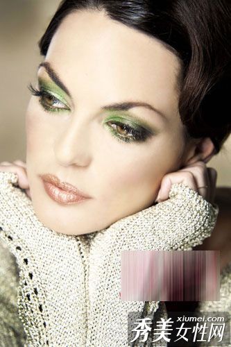 冬天闪亮多彩的金属妆