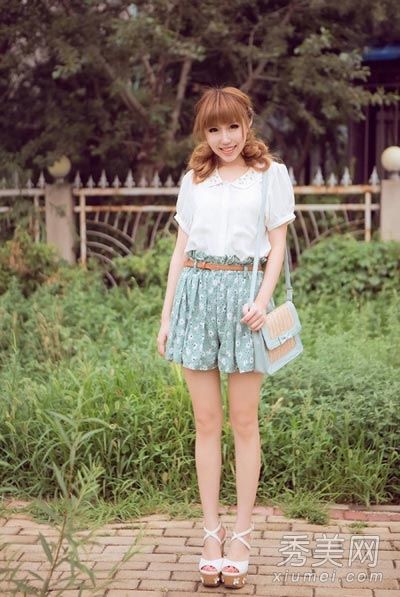 短裤、裙子和短裙能与长腿美女在一秒钟内巧妙搭配