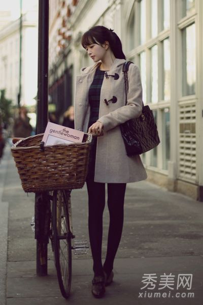 牛角扣外套演绎学院派风格、减龄和时尚